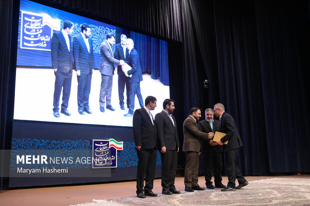 عیسی زارع پور وزیر ارتباطات و فناوری اطلاعات در حال تقدیر در همایش بزرگداشت هفته پدافند غیرعامل است