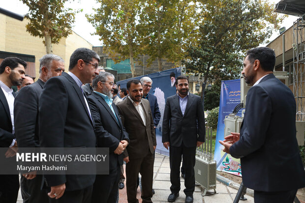 عیسی زارع پور وزیر ارتباطات و فناوری اطلاعات و غلامرضا جلالی رییس سازمان پدافند غیرعامل در حال بازدید از نمایشگاه بزرگداشت هفته پدافند غیرعامل هستند