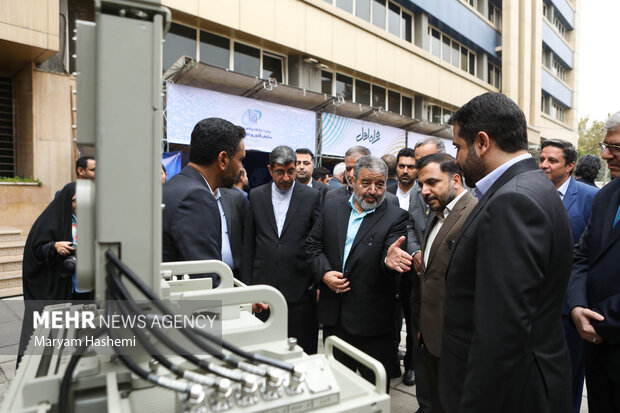 عیسی زارع پور وزیر ارتباطات و فناوری اطلاعات و غلامرضا جلالی رییس سازمان پدافند غیرعامل در حال بازدید از نمایشگاه بزرگداشت هفته پدافند غیرعامل هستند