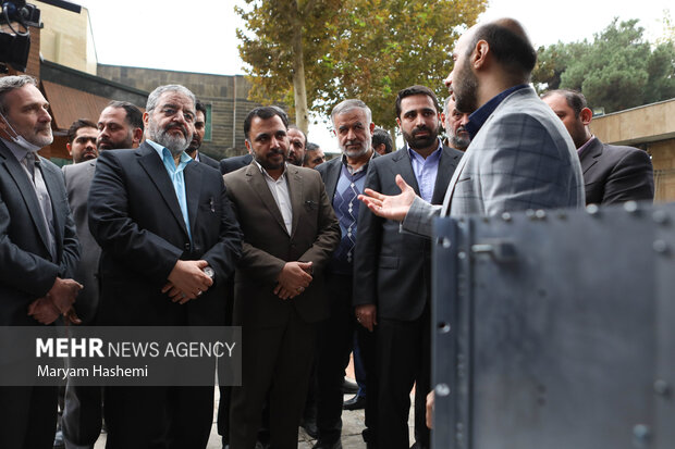 عیسی زارع پور وزیر ارتباطات و فناوری اطلاعات و غلامرضا جلالی رییس سازمان پدافند غیرعامل در حال بازدید از نمایشگاه بزرگداشت هفته پدافند غیرعامل هستند