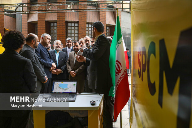 عیسی زارع پور وزیر ارتباطات و فناوری اطلاعات و غلامرضا جلالی رییس سازمان پدافند غیرعامل در حال بازدید از نمایشگاه بزرگداشت هفته پدافند غیرعامل هستند