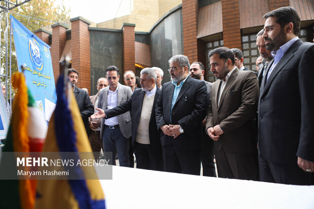 عیسی زارع پور وزیر ارتباطات و فناوری اطلاعات و غلامرضا جلالی رییس سازمان پدافند غیرعامل در حال بازدید از نمایشگاه بزرگداشت هفته پدافند غیرعامل هستند