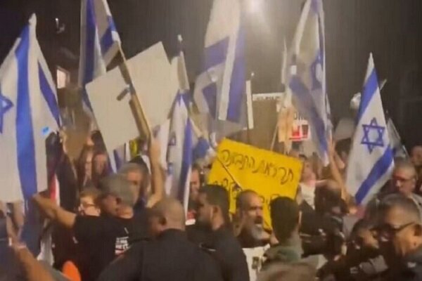 فریاد معترضان مقابل منزل نتانیاهو: استعفا بده،با اسرا جایگزین شو!