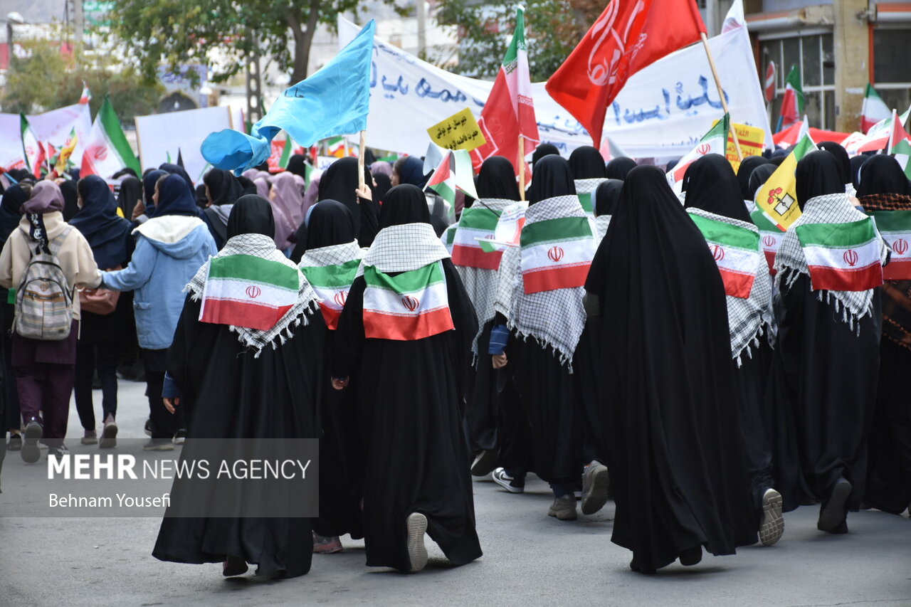 حماسه دانش‌آموزان اصفهان در میدان نقش جهان در روز ۱۳ آبان