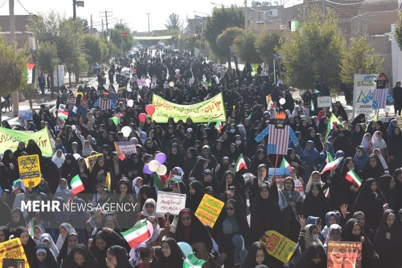 راهپیمایی یوم‌الله ۱۳ آبان در بهاباد برگزار شد