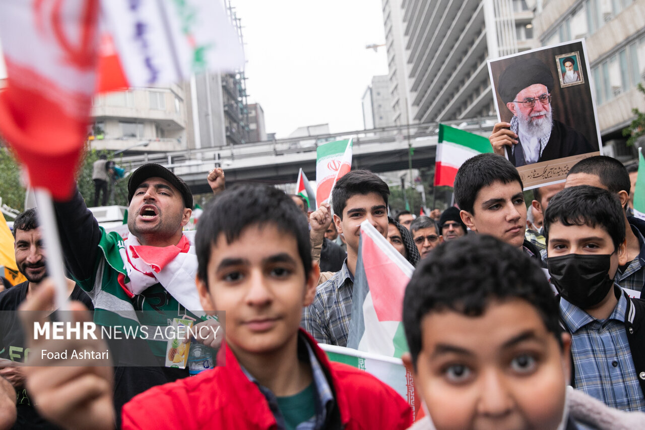 راهپیمایی ۱۳ آبان رنگ و بوی«پیروزی غزه» به خود گرفت