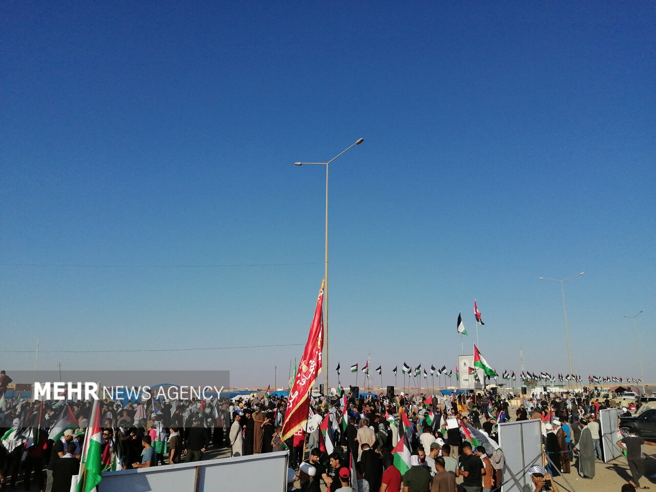 تجمع جوانان عراقی در مرز اردن بیش از سه هفته است ادامه دارد