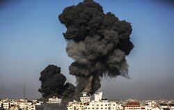 صیہونی رجیم کی بربریت جاری، ایک ہی رات میں غزہ کے 450 حصوں پر بمباری