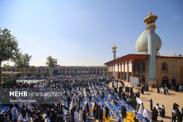 اجتماع ۱۲ هزار نفری دانش آموزان شیرازی در شاهچراغ