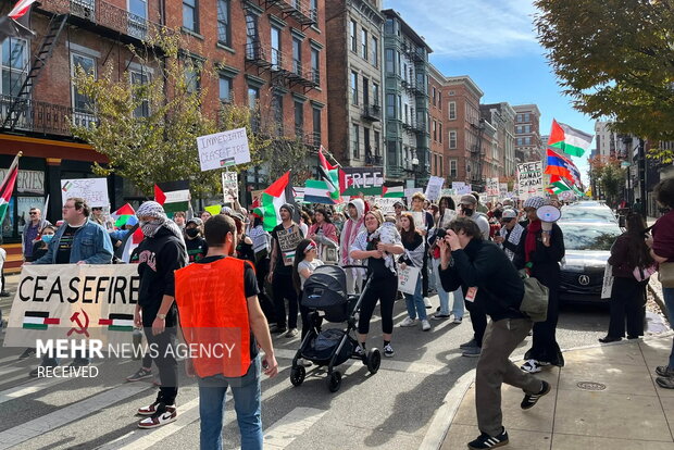 ناشطون مؤيدون للفلسطينيين يحاولون هدم السياج عند البيت الأبيض