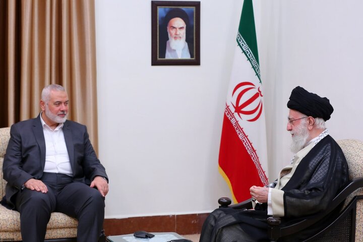 قائد الثورة الإسلامية يستقبل رئيس المكتب السياسي لحركة حماس 