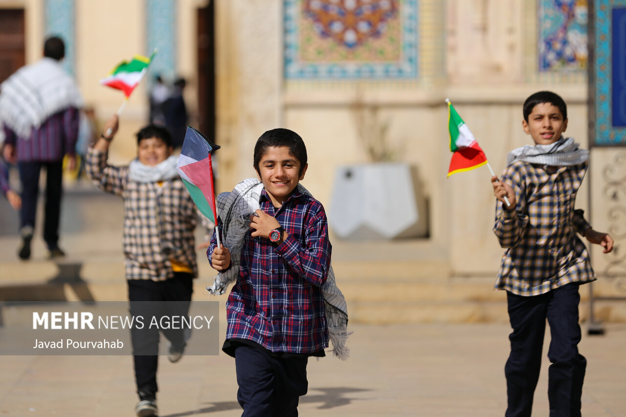 آینده کشور توسط آموزش و پرورش رقم میخورد آینده کشور توسط آموزش و پرورش رقم میخورد