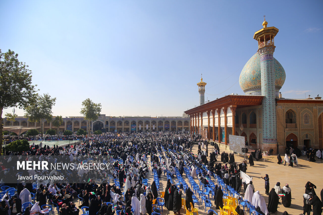اجتماع ۱۲ هزارنفری دانش آموزان شیرازی در حرم شاهچراغ (ع)