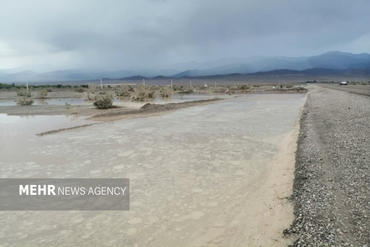 بارش شدید باران و تگرگ مناطق گستردهای از بهاباد را سیلابی کرد
