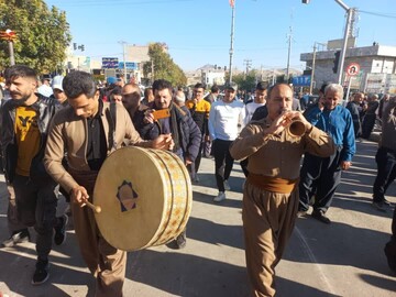 نواخته شدن موسیقی اقوام ایرانی در خیابان‌های کامیاران