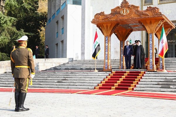 الرئيس الإيراني يستقبل رسمياً رئيس الوزراء العراقي في مجمع سعد آباد الثقافي