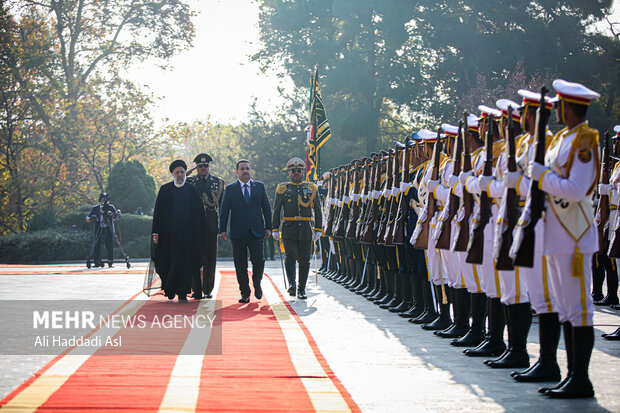 حجت الاسلام سید ابراهیم رئیسی رئیس جمهور و  محمد شیاع السودانی نخست وزیر عراق در حال انجام تشریفات مراسم استقبال رسمی رئیس جهور از نخست وزیر عراق هستند