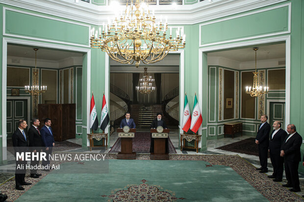 حجت الاسلام سید ابراهیم رئیسی رئیس جمهور و محمد شیاع السودانی نخست وزیر عراق در کنفرانس مطبوعاتی مشترک رئیس جمهور ایران و نخست وزیر عراق حضور دارند