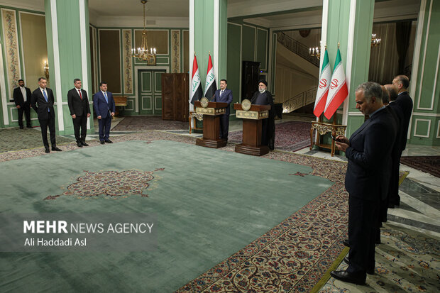 حجت الاسلام سید ابراهیم رئیسی رئیس جمهور و محمد شیاع السودانی نخست وزیر عراق در کنفرانس مطبوعاتی مشترک رئیس جمهور ایران و نخست وزیر عراق حضور دارند