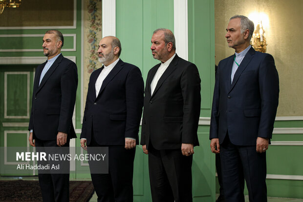 حسین امیر عبدالهییان وزیر امور خارجه در کنفرانس مطبوعاتی مشترک رئیس جمهور ایران و نخست وزیر عراق حضور دارند