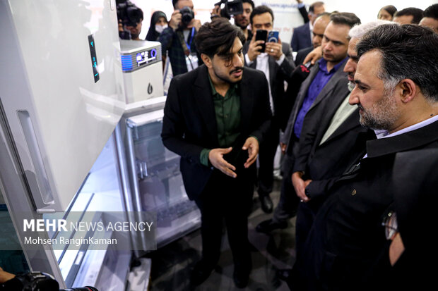 روح الله دهقانی فیروز آبادی معاون علمی، فناوری و اقتصاد دانش‌بنیان رئیس‌جمهوری در حال بازدید از غرفه های چهاردهمین نمایشگاه بین‌المللی فناوری نانو است