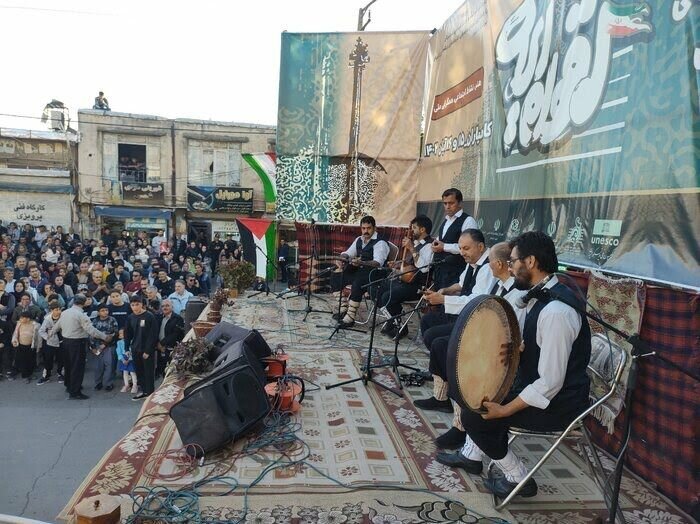 نواخته شدن موسیقی اقوام ایرانی در خیابانهای کامیاران
