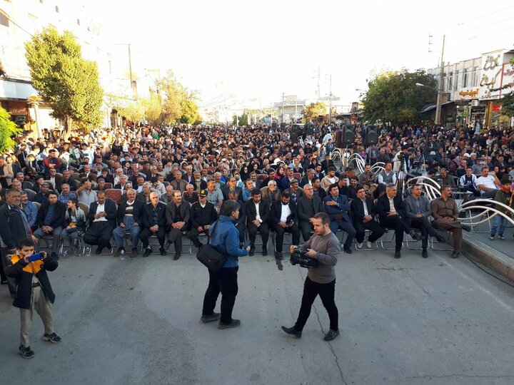 نواخته شدن موسیقی اقوام ایرانی در خیابانهای کامیاران