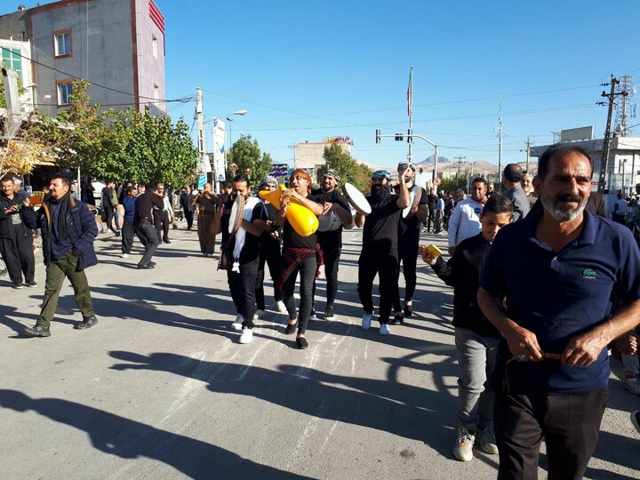 نواخته شدن موسیقی اقوام ایرانی در خیابانهای کامیاران