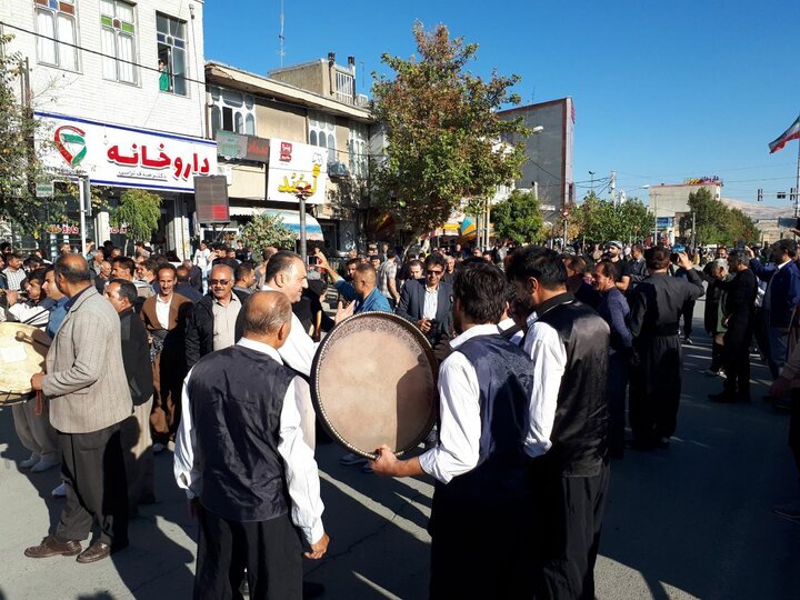 نواخته شدن موسیقی اقوام ایرانی در خیابان‌های کامیاران