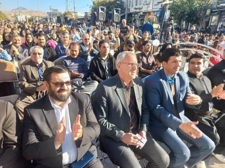 نواخته شدن موسیقی اقوام ایرانی در خیابانهای کامیاران