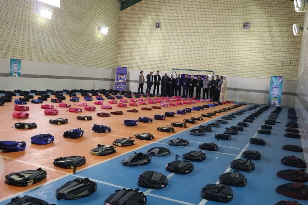 توزیع ۳۱۳ بسته نوشت افزار بین دانش آموزان کم برخوردار شفت توزیع ۳۱۳ بسته نوشت افزار بین دانش آموزان کم برخوردار شفت