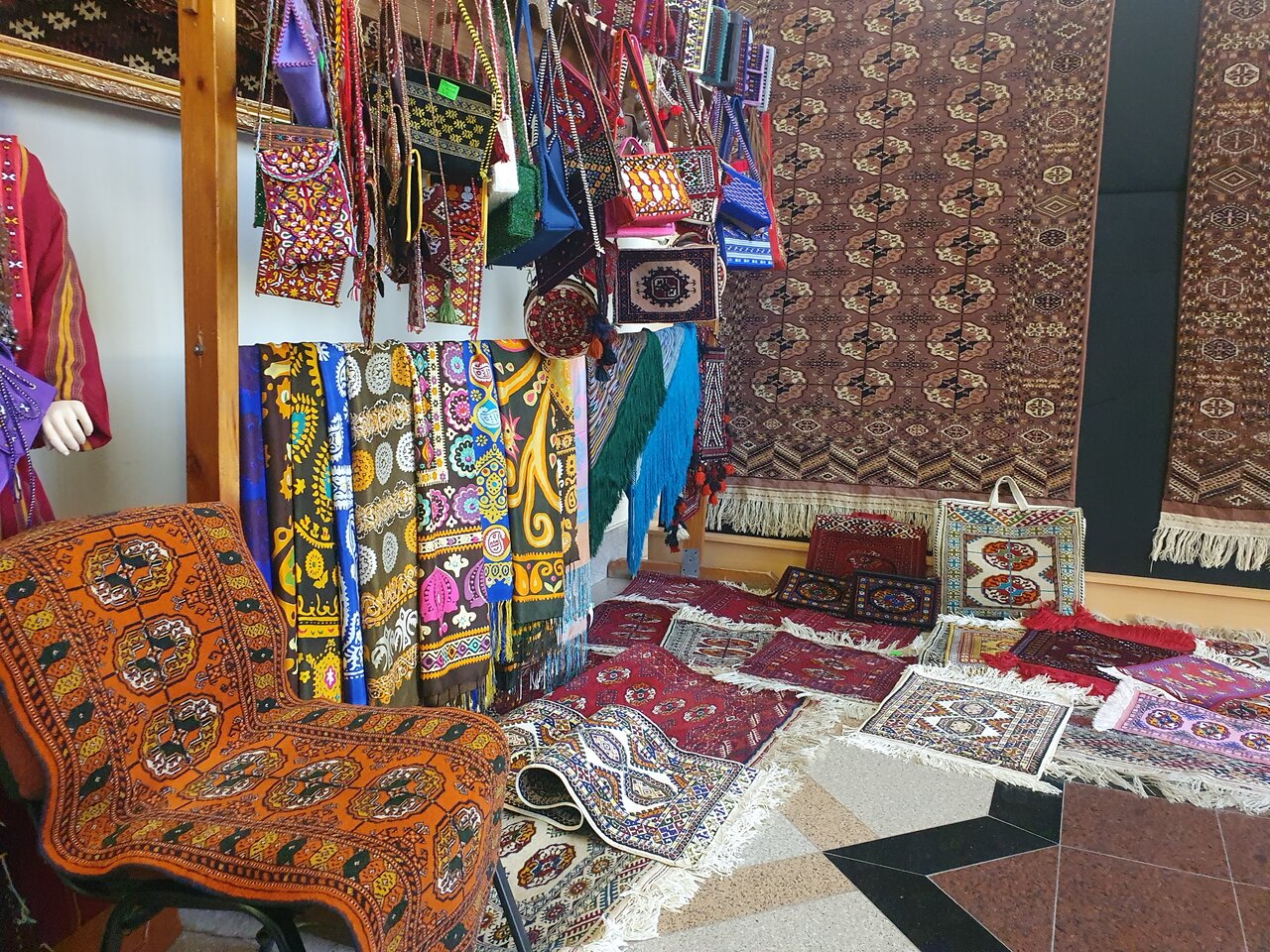موزه‌ای برای نمایش فرش‌های جهانی ترکمن‌/از جاکلیدی تا فرش یک تُنی