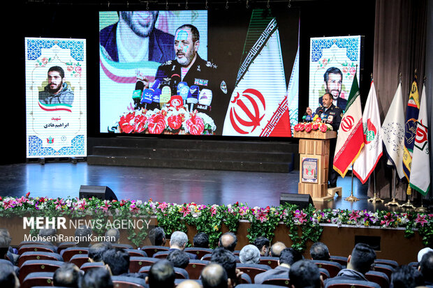 امیر سرتیپ عزیز نصیرزاده جانشین رئیس ستاد کل نیروهای مسلح در حال سخنرانی در دومین یادواره شهدای فرهنگی شهر تهران است