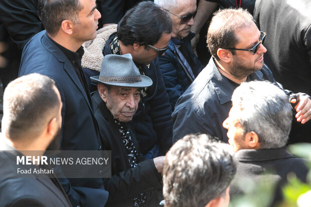 حسین خواجه امیری (ایرج) در مراسم تشییع پیکر زنده‌یاد اکبر گلپایگانی در قطعه هنرمندان حضور دارد