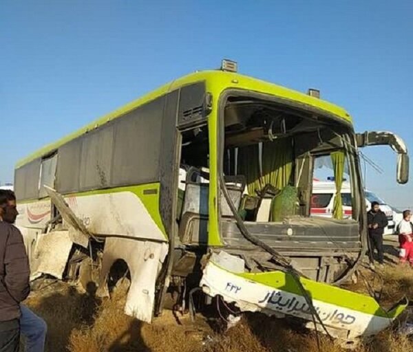 ۱۳ مصدوم در واژگونی اتوبوس سیرجان-شیراز