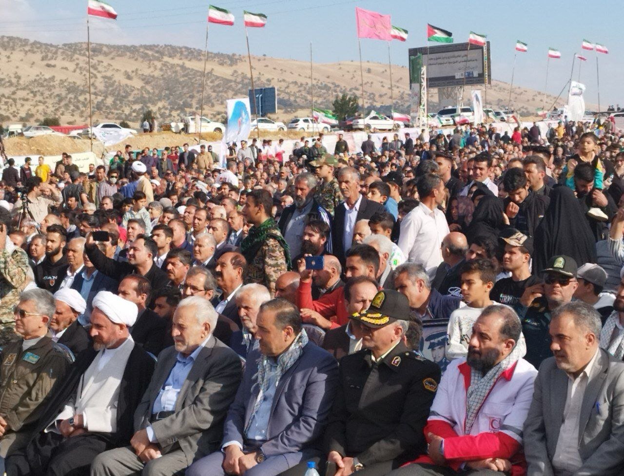 حضور باشکوه مردم ایلام در یادواره سرداران و ۴۰۰ شهید ایل خزل+عکس