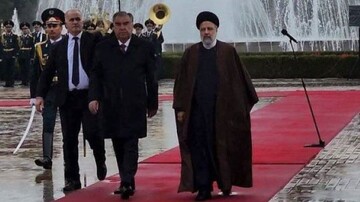الرئيس الطاجيكي يستقبل نظيره الإيراني في قصر الأمة