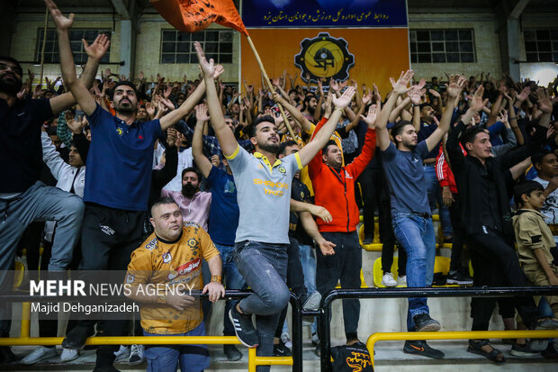 دیدار تیم‌های والیبال شهداب یزد و  طبیعت اسلامشهر