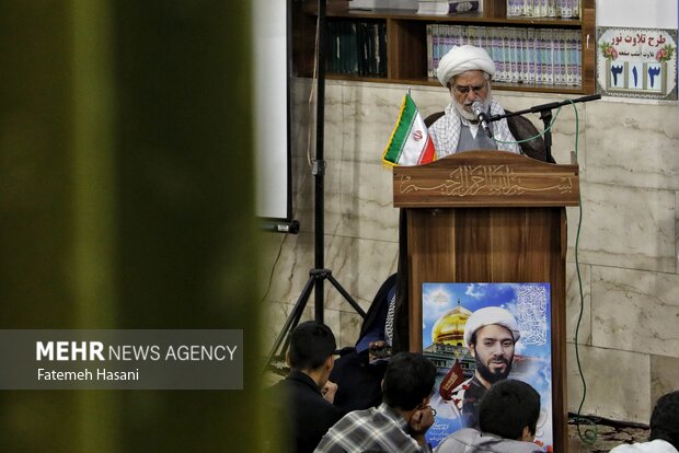 مشهد- مراسم بزرگداشت شهدای مظلوم غزه و سالگرد شهادت روحانی مدافع حرم حجت الاسلام«میرزا محمود تقی‌پور» در مدرسه علمیه امام محمد باقر(ع) در مشهد مقدس برگزار شد.