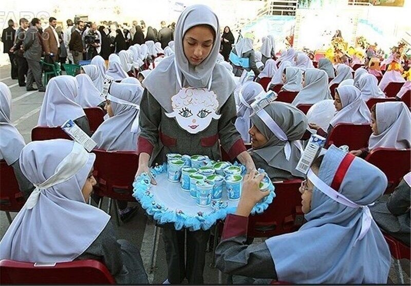 دانش آموزان۲۳۵۰ مدرسه ابتدایی در اصفهان شیر رایگان دریافت می‌کنند