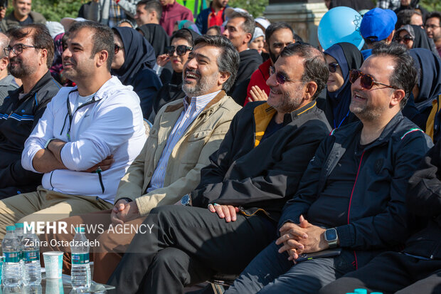 مجید باقری معاون برنامه ریزی شورای شهر تهران در همایش بزرگ پیاده روی خانوادگی حضور دارد