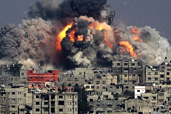 صهیونیست‌ها از هوا، زمین و دریا نوار غزه را می‌کوبند