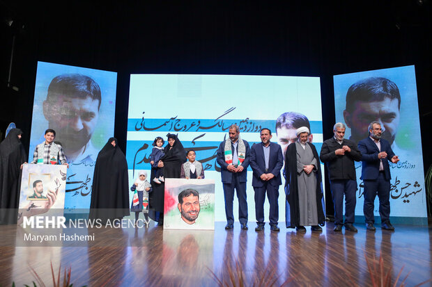 اهدای تابلو منقش به تصویر چهره شهید طهرانی مقدم به خانواده ایشان