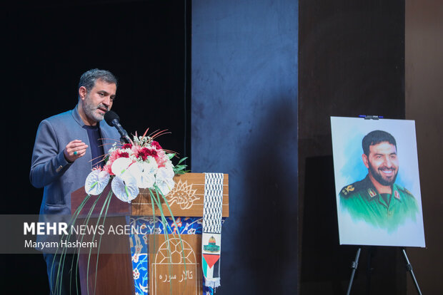 قاسم صرافان در حال سخنرانی در مراسم دوازدهمین سالگرد عروج شهید حسن طهرانی مقدم است