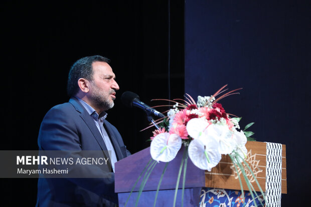 حمیدرضا مقدم فر در حال سخنرانی در مراسم دوازدهمین سالگرد عروج شهید حسن طهرانی مقدم است