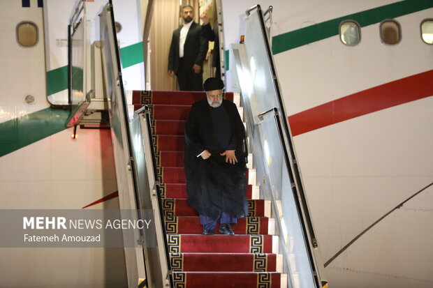 الرئيس الإيراني يعود إلى طهران بعد رحلة استغرقت يومين إلى الجزائر