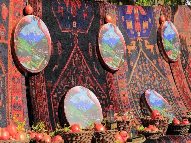 دومین جشنواره انار هورامان در روستای دله‌مرز