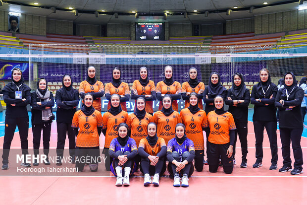 تیم والیبال سایپا تهران عکستیمی می گیرند