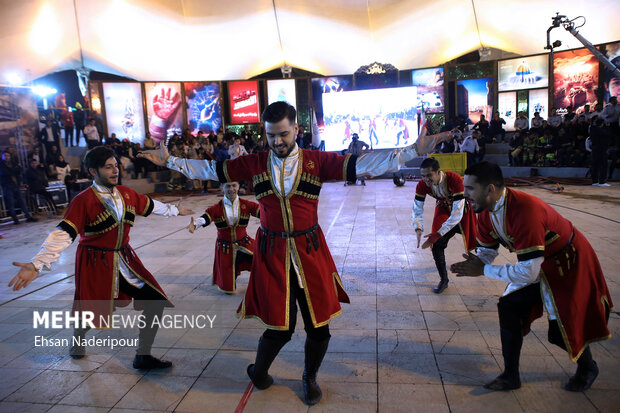 گروه رقص آذری در حال اجرای برنامه در محل رقابت چالش عملیاتی آتش‌نشانان هستند