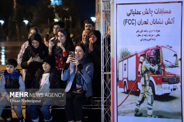 رقابت چالش عملیاتی آتش‌نشانان عصر جمعه در پارک آب و آتش برگزار شد. در این دوره از رقابتها <a href='https://sayeb.ir/tag/%d8%a2%d8%aa%d8%b4-%d9%86%d8%b4%d8%a7%d9%86%d8%a7%d9%86'>آتش نشانان</a> باید مراحل حمل بار، استفاده از طناب، استفاده از پتک، خاموش کردن آتش فرضی و حمل مصدوم را در کوتاه‌ترین زمان ممکن به پایان می‌رساندند